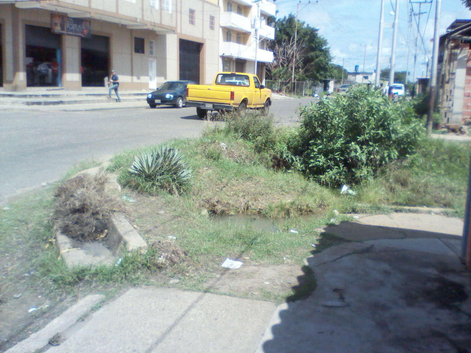Esquina de la calle Orinoco este enorme hueco producto del derrame de aguas blancas lleva mas de cinco años
