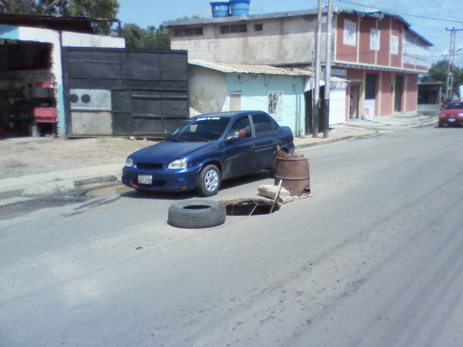 Adyacente a la calle Guaicaipuro la red de aguas servidas colapsó ocasionando el socavamiento y hundimiento de la capa asfáltica