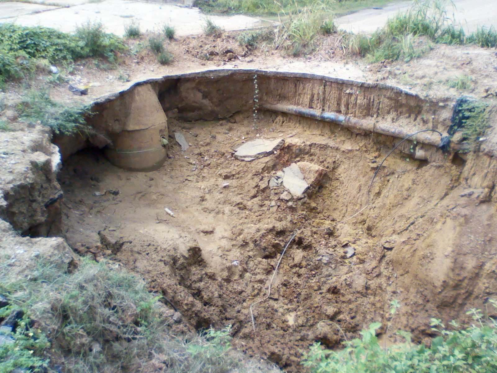 En el comienzo de la calle Los Ilustres se puede apreciar este enorme hueco dejado por la empresa HidroPáez
