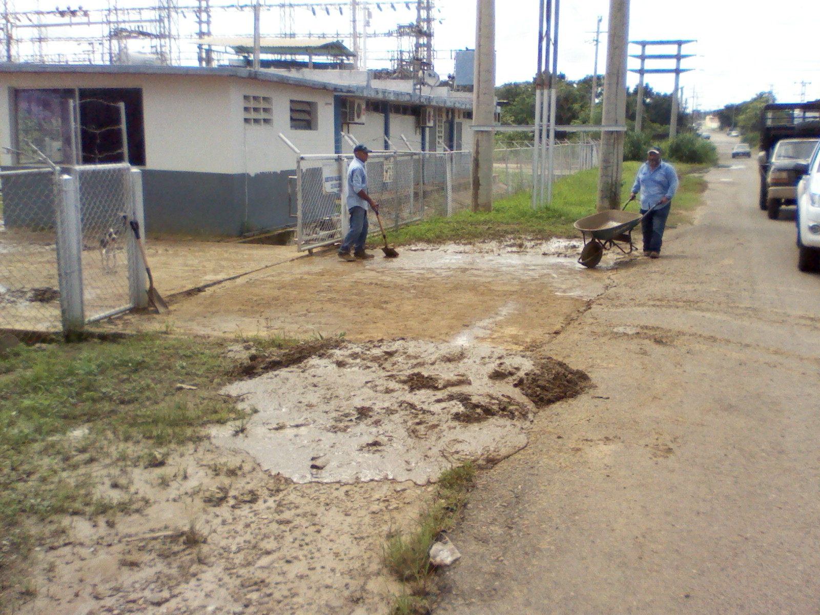 El sedimento que corre con las aguas de lluvia se expande en toda la vía afectando la planta generadora de Corpoelec