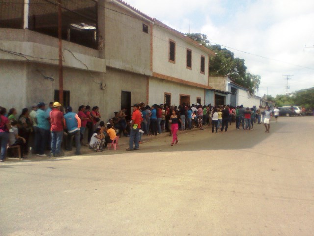 [:es]Neida Simoza “600 familias de Alfallanos recibirán alimentos Mercal, entre ellos los opositores”[:]