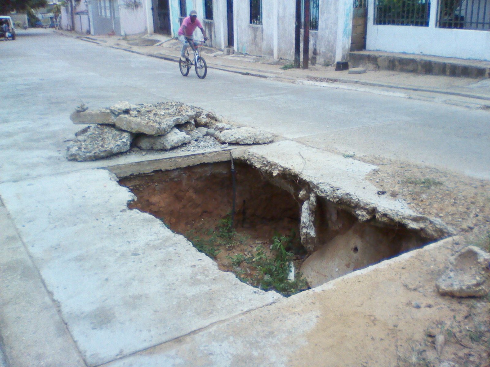 [:es]Enorme tronera se abrió en el sector Minas de Arena[:]