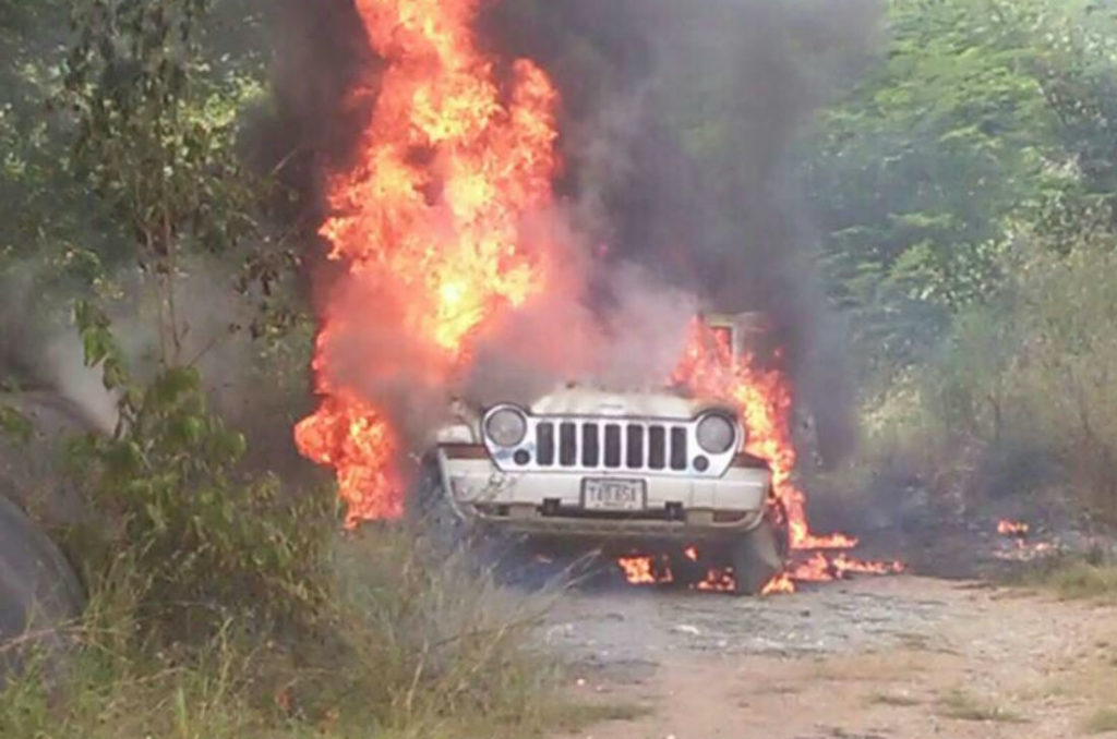 [:es]Dos delincuentes murieron calcinados dentro de un vehículo[:]