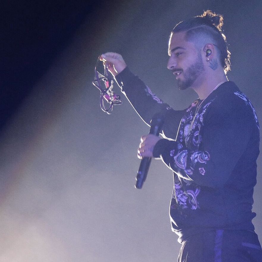 [:es]Maluma busca a la fans que le lanzo una tanga en concierto[:]