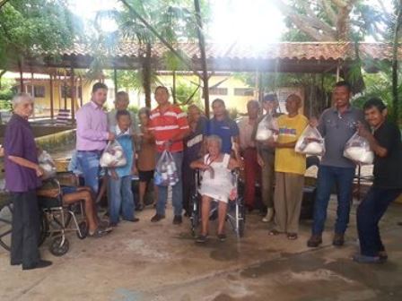 [:es]Productor Gabriel Coa realizó donativo con módulos alimenticios a adultos mayores[:]