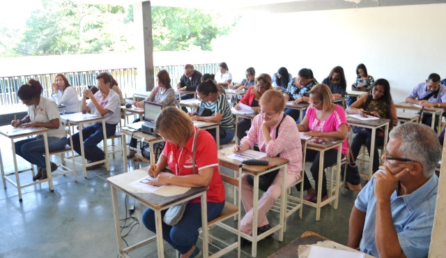 [:es]Funcionarios de la administración pública concursan para optar a sus cargos fijos[:]