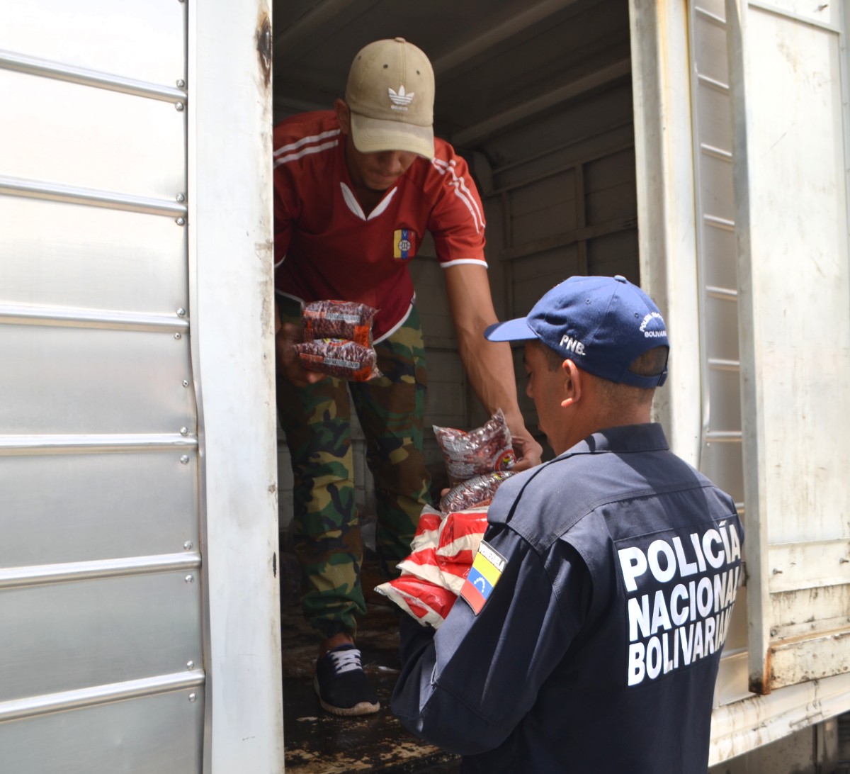 [:es]Funcionarios policiales fueron beneficiados con mercado a cielo abierto[:]