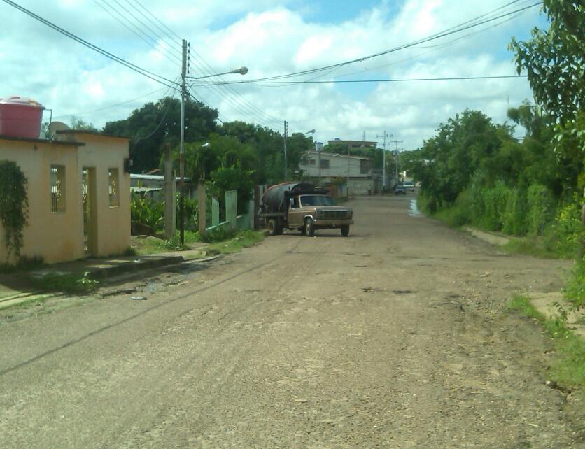 [:es]DESASTRE. Sin agua, sin alumbrado publico y full de huecos el sector La Represa [:]