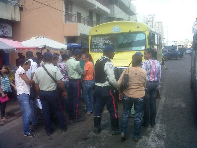 [:es]Retienen buseta por cobro no autorizado de pasaje a 300 bolívares[:]