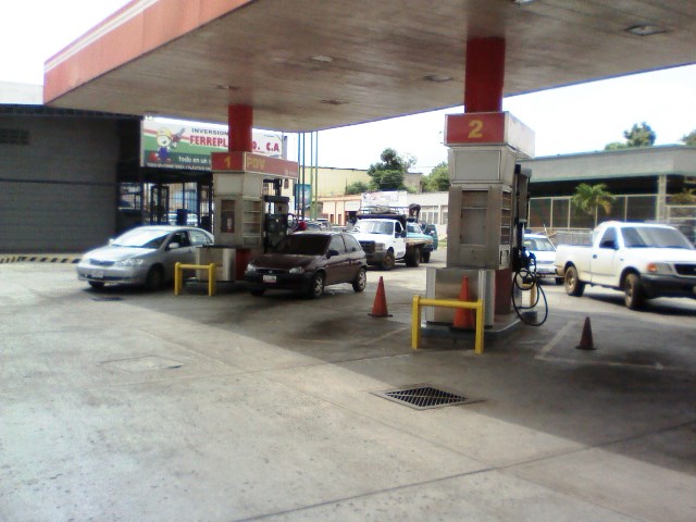 [:es]Escasez de combustible tiene «pasando trabajo» a conductores en Infante[:]
