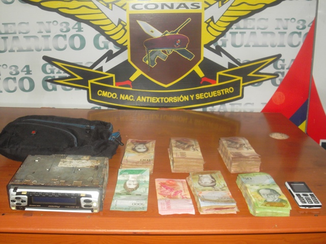 [:es]VIDEO. Tres GNB presos luego de robar y herir un taxista en Vdlp[:]