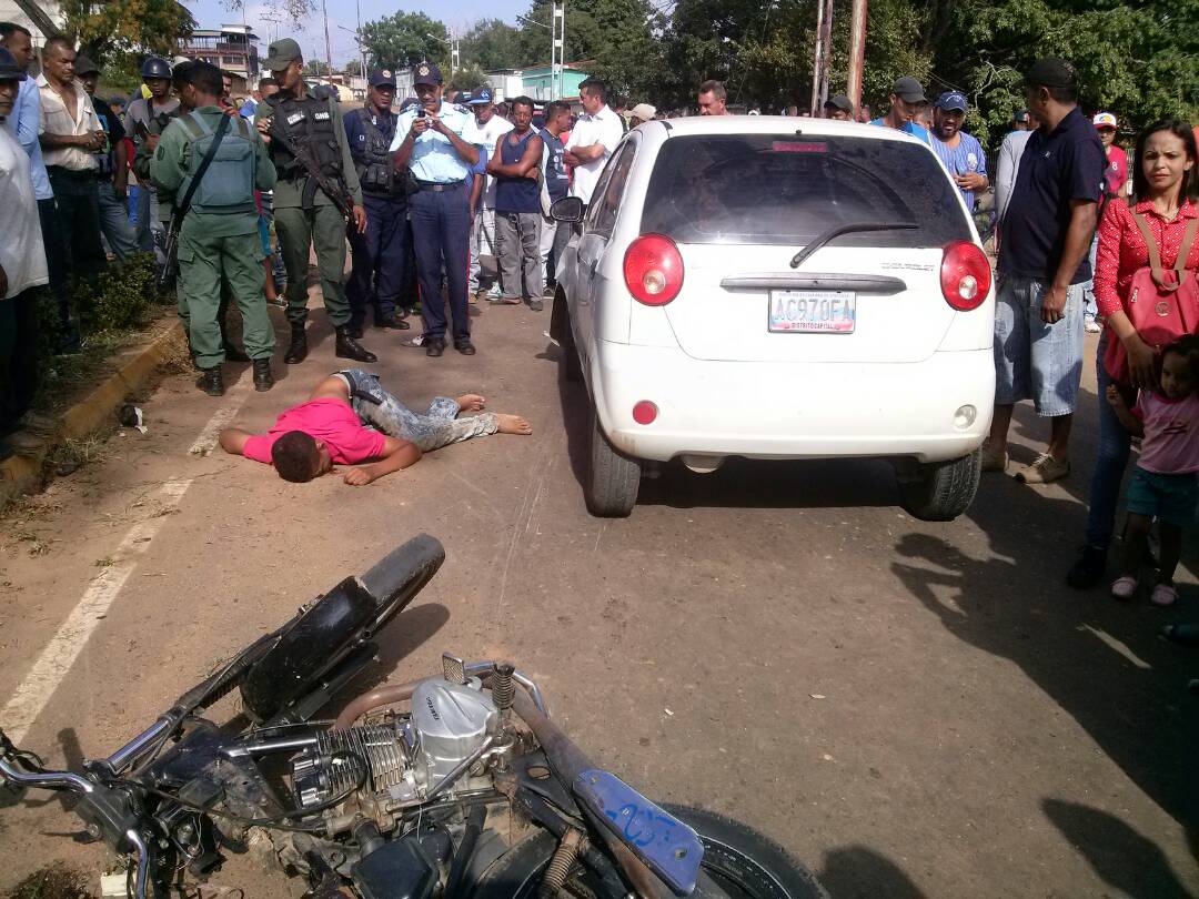 [:es]Jovencito murió al impactar su moto contra un vehículo[:]