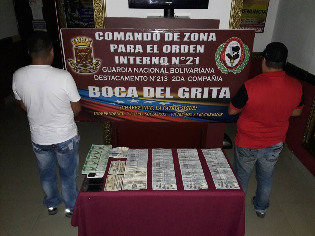 [:es]Detenidos dos sujetos con dólares, pesos y bolívares [:]