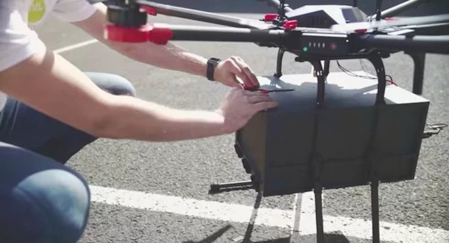 [:es]VÍDEO. En Islandia te llevan cervezas con drones (A donde estés)[:]