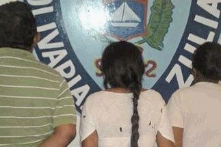 [:es]Mujer metió a su hijo en un saco y lo colgó en un arbol[:]