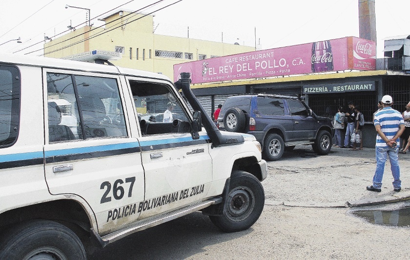 [:es]VÍDEO. Asesinan a un hombre dentro de una pollera en Zulia[:]