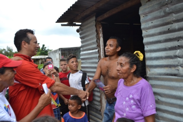 [:es]Candidato José Vásquez brindó respuesta inmediata  a sectores populares de Calabozo[:]