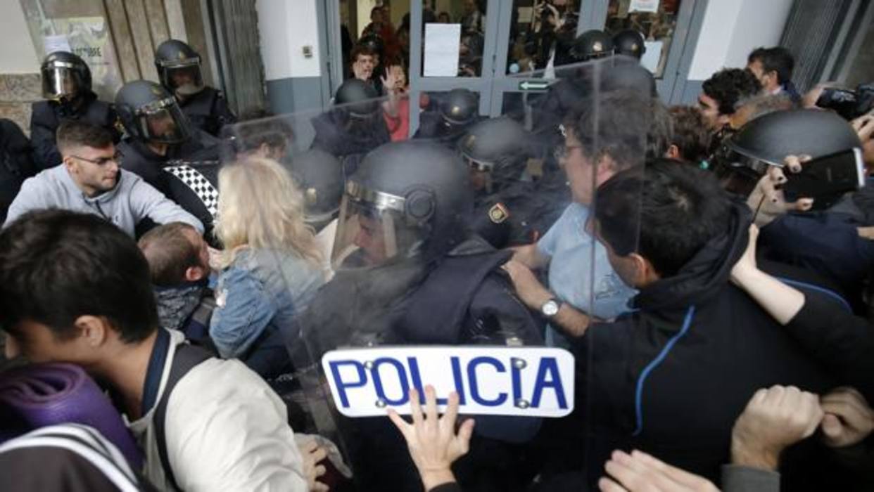 [:es]465 heridos por acciones policiales en Cataluña (Vidéo)[:]