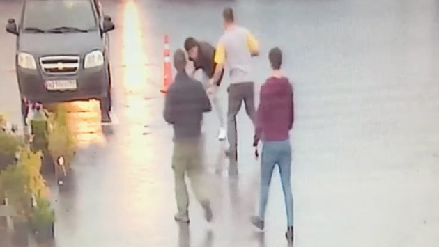 [:es]No le gusto el corte de cabello y mato a puñaladas al peluquero (+Video)[:]