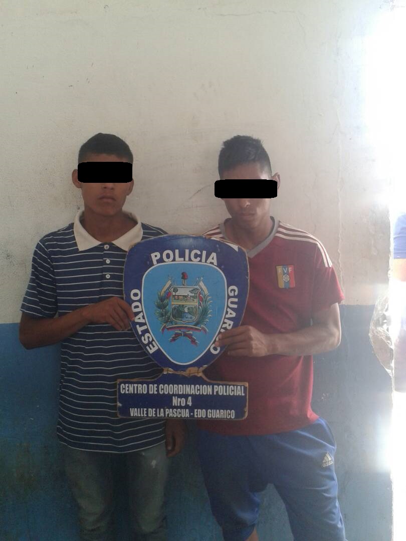 [:es]Capturados luego de robar a una mujer[:]