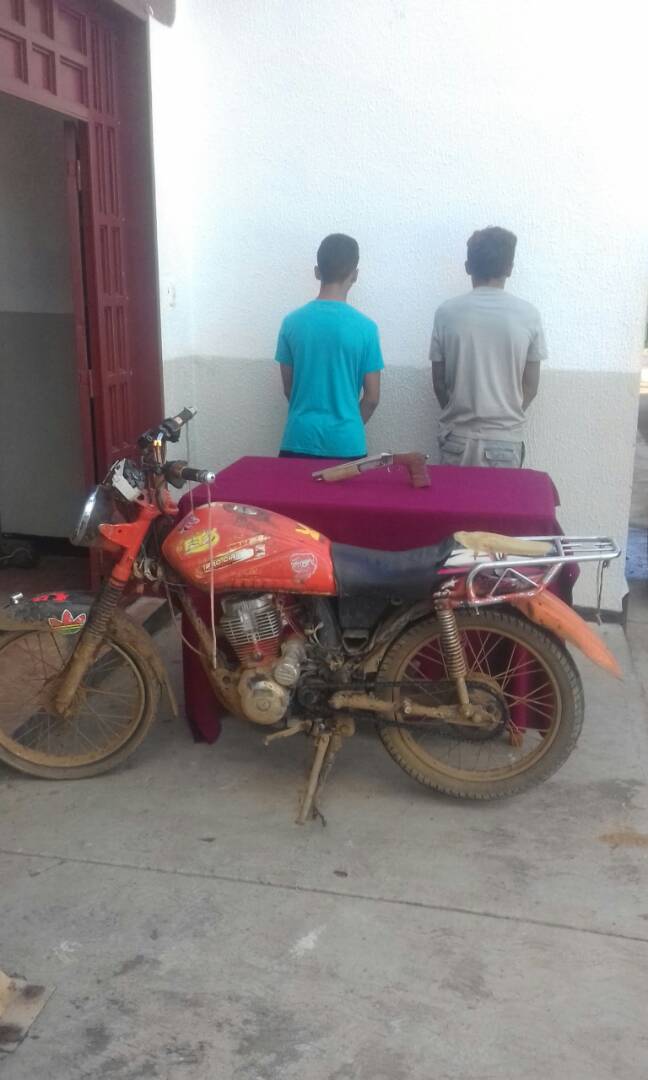 [:es]D343 aprehendió a dos “motopistoleros”[:]
