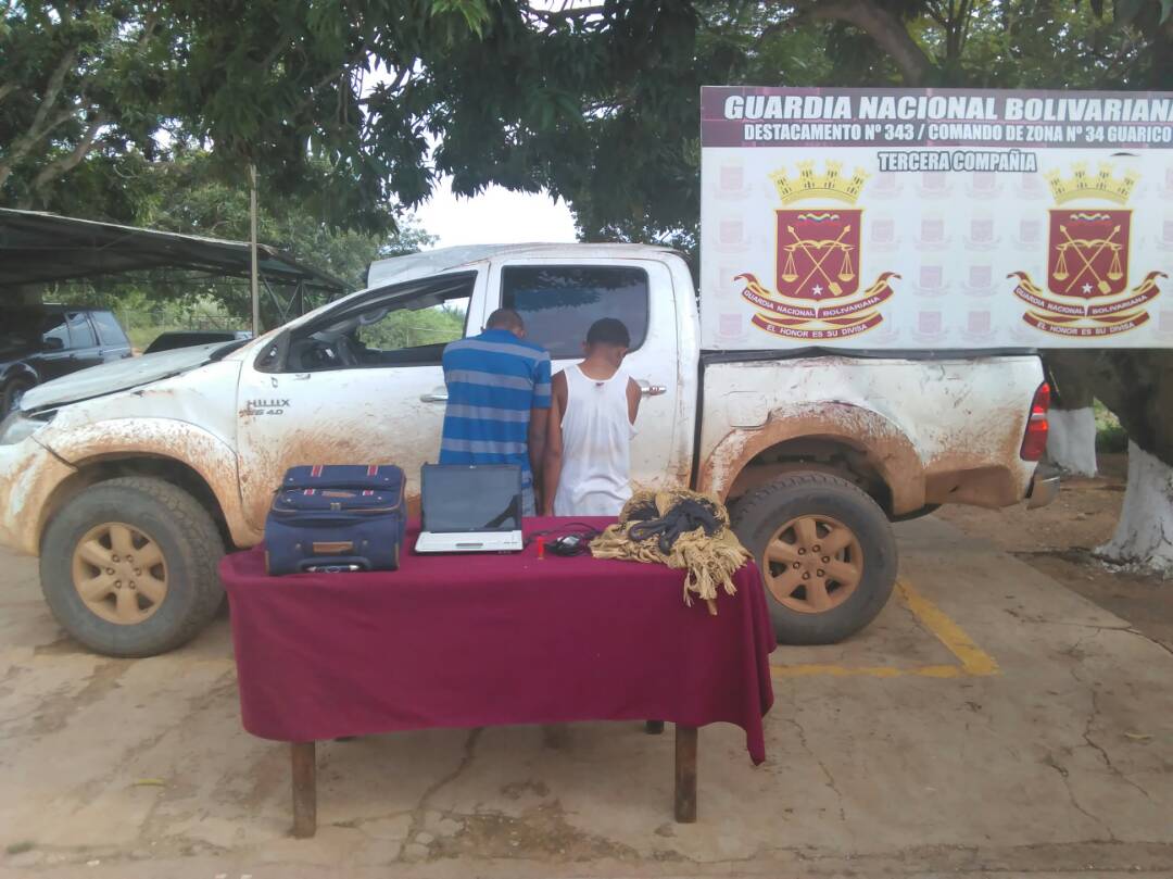 [:es]Agarraron a dos huyendo con camioneta robada[:]