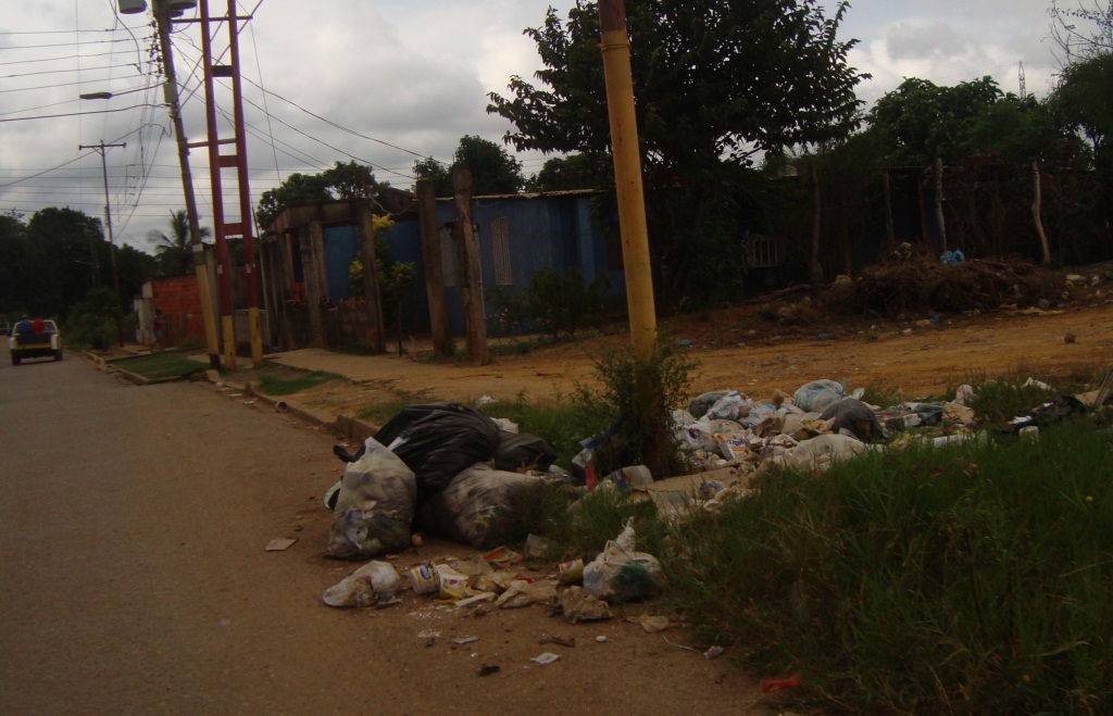 [:es]Inundada de basura Las Acacias[:]