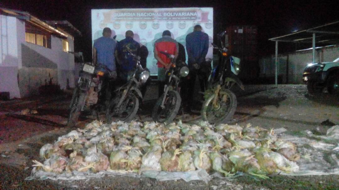 [:es]Comando Rural capturó a cuatro con pollos hurtados[:]