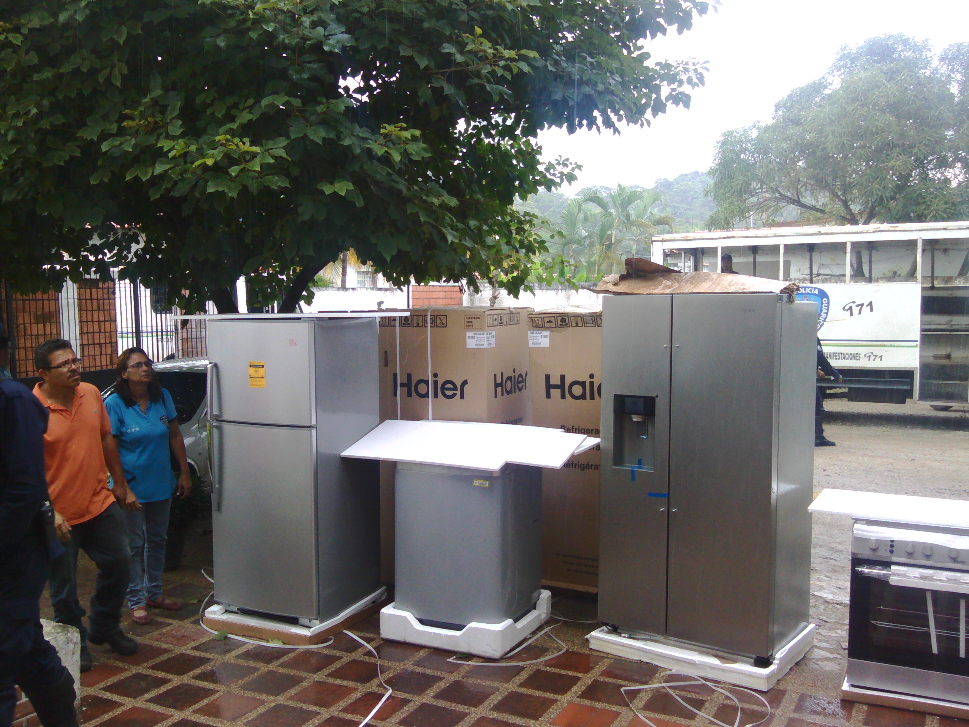 [:es]Funcionarios de Poli-Guárico se beneficiaron con productos de línea blanca[:]