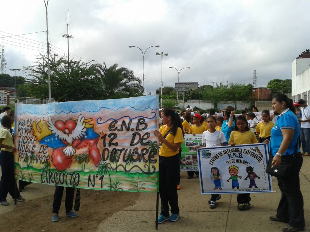 [:es]Con divertido desfile escuelas Bolivarianas celebraron su 18 aniversario[:]