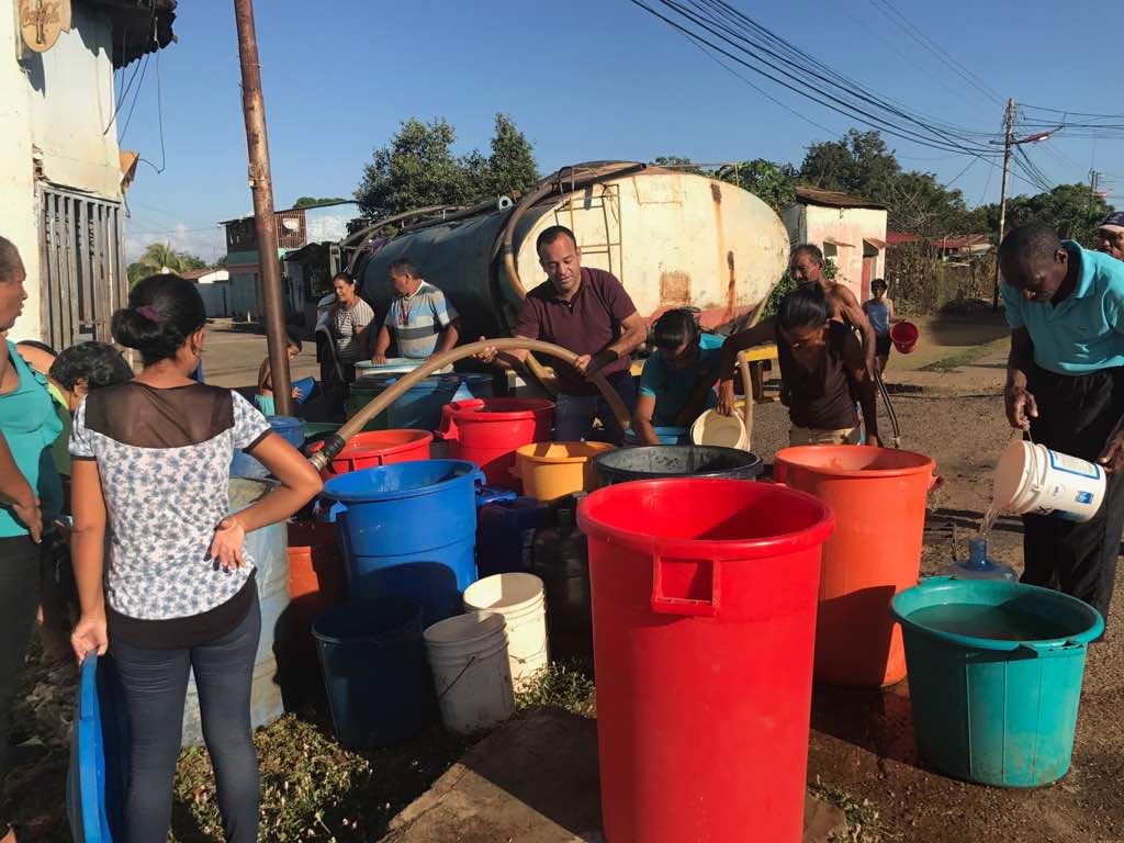 [:es]Pablo Alvarado llevó cisternas gratis a zona norte de La Pascua[:]