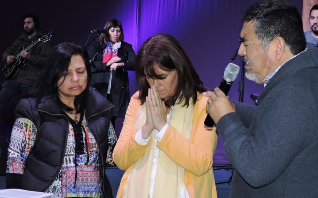 [:es]Pía Adriasola presento «Plan + Familia» a comunidad evangelica Chilena[:]