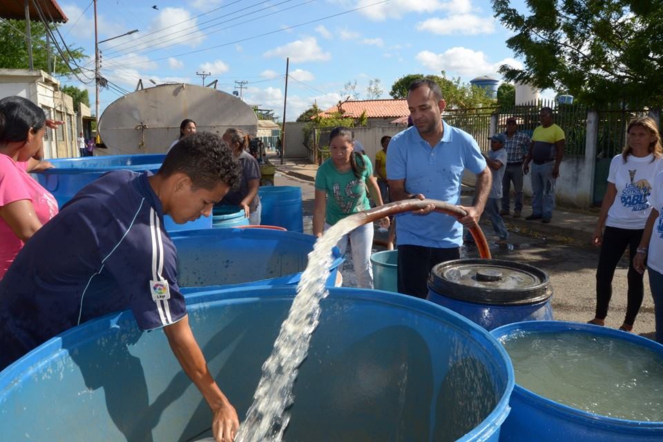 [:es]Pablo Alvarado llegó a Las Garcitas y repartió agua totalmente gratis[:]