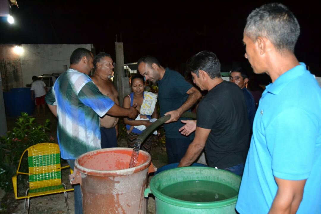 [:es]Agua gratis para el sector Arévalo Cedeño gracias a Pablo Alvarado[:]