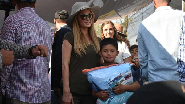 [:es] Comprometida a reconstruir  viviendas y ayudar a familias mexicanas, Paris Hilton[:]
