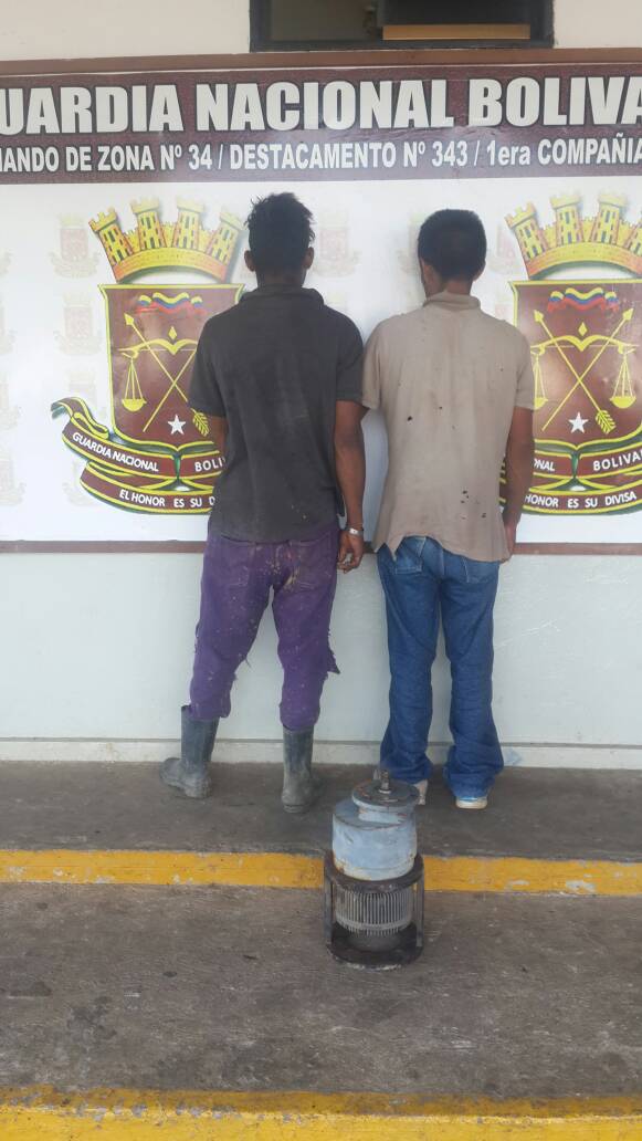 [:es]Arrestaron a dúo hurtando en empresa[:]