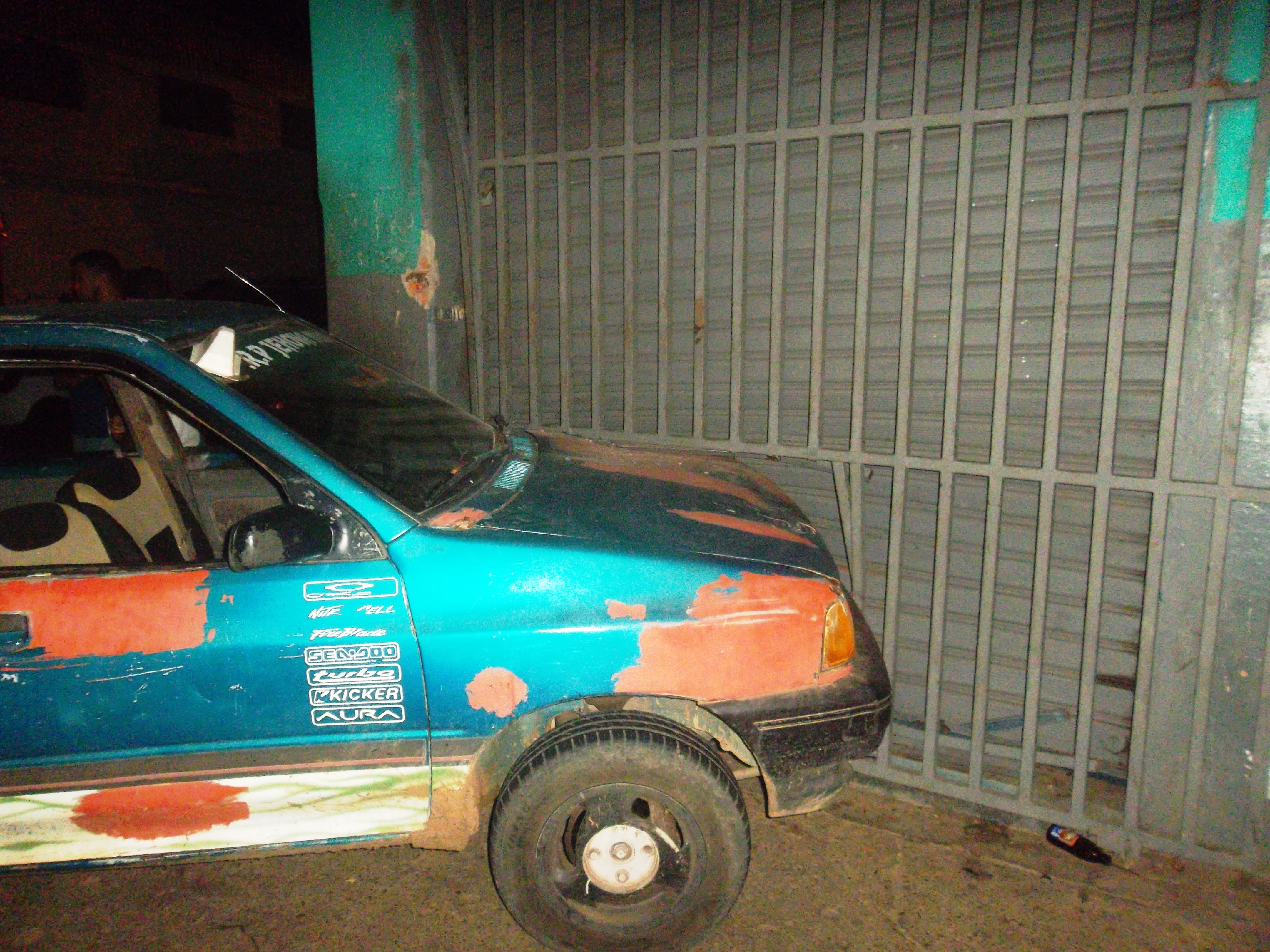 [:es]Vehículo taxi chocó contra supermercado en Valle de la Pascua[:]