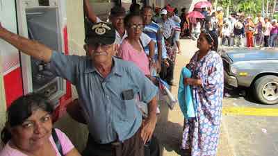 [:es]Abuelos cobran hoy sus aguinaldos[:]
