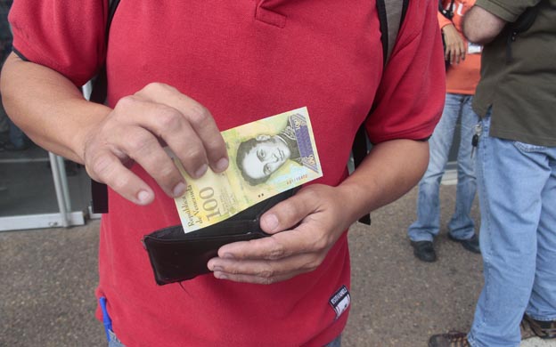[:es]Billete de cien mil bolívares ya esta en la calle[:]