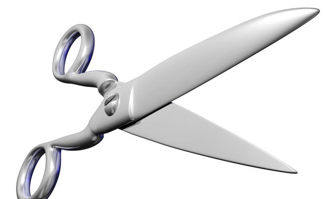 [:es]Con una tijera de podar, corta el pene y los testículos a su amante[:]