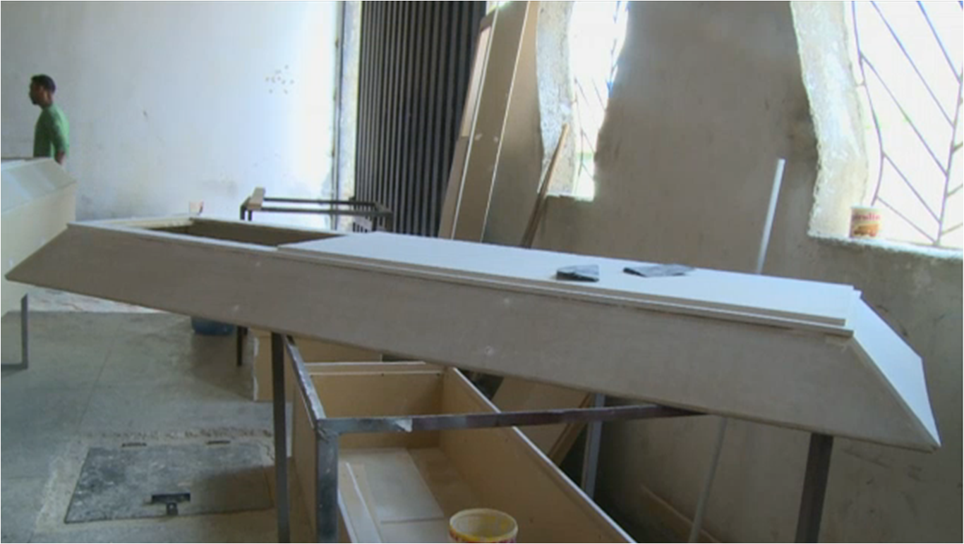 [:es]Empresas artesanales  fabrican urnas con MDF[:]