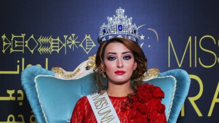 [:es]Por tomarse una selfie con Miss Israel, Miss Irak, tuvo que huir de su país [:]