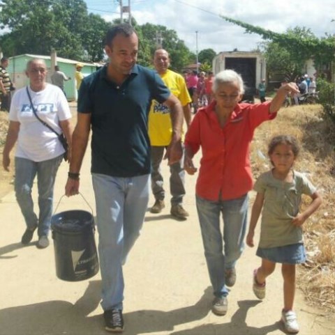 [:es]Con cisternas, botellones y recolección de basura se presentó Pablo Alvarado en Autoconstrucción [:]