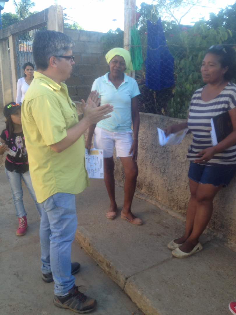 [:es]Reinaldo Alfonzo realizó jornada de casa por casa en Minas de Arena[:]