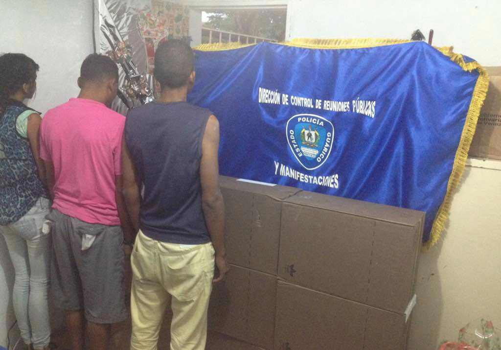 [:es]Poliguárico los arrestó saqueando camión[:]