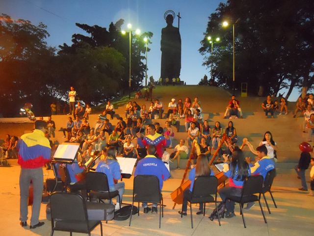 [:es]Orquesta Regional Alma Llanera realizó toma cultural en la Plaza Bolívar de la capital guariqueña[:]