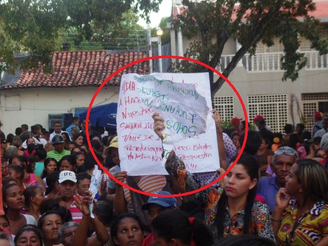 [:es]SE ARMO LA SAMPABLERA. Protestaron en pleno acto de juramentación de la alcaldesa de Infante solicitando el Bono Navideño[:]