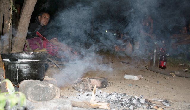 [:es]Unos 400 venezolanos duermen en una cancha en Cúcuta[:]