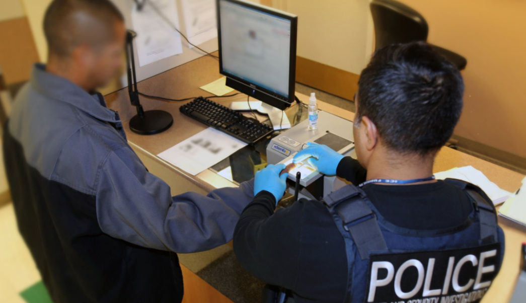 [:es]Tras operativo de inmigración detienen a grupo de venezolanos[:]