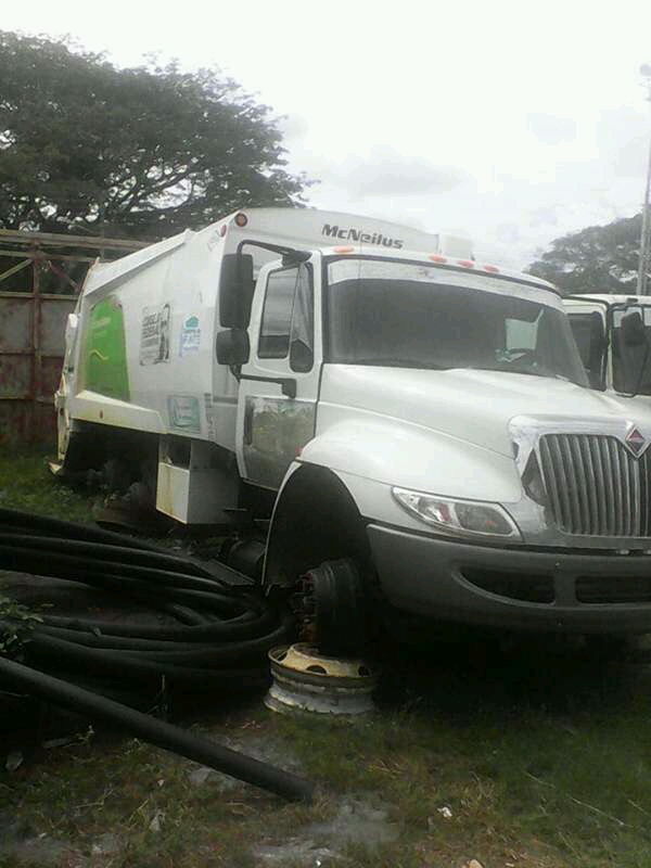 [:es]FOTOS. Comisión de enlace de Nidia Loreto recibió chatarra depositada en el taller municipal de Infante[:]
